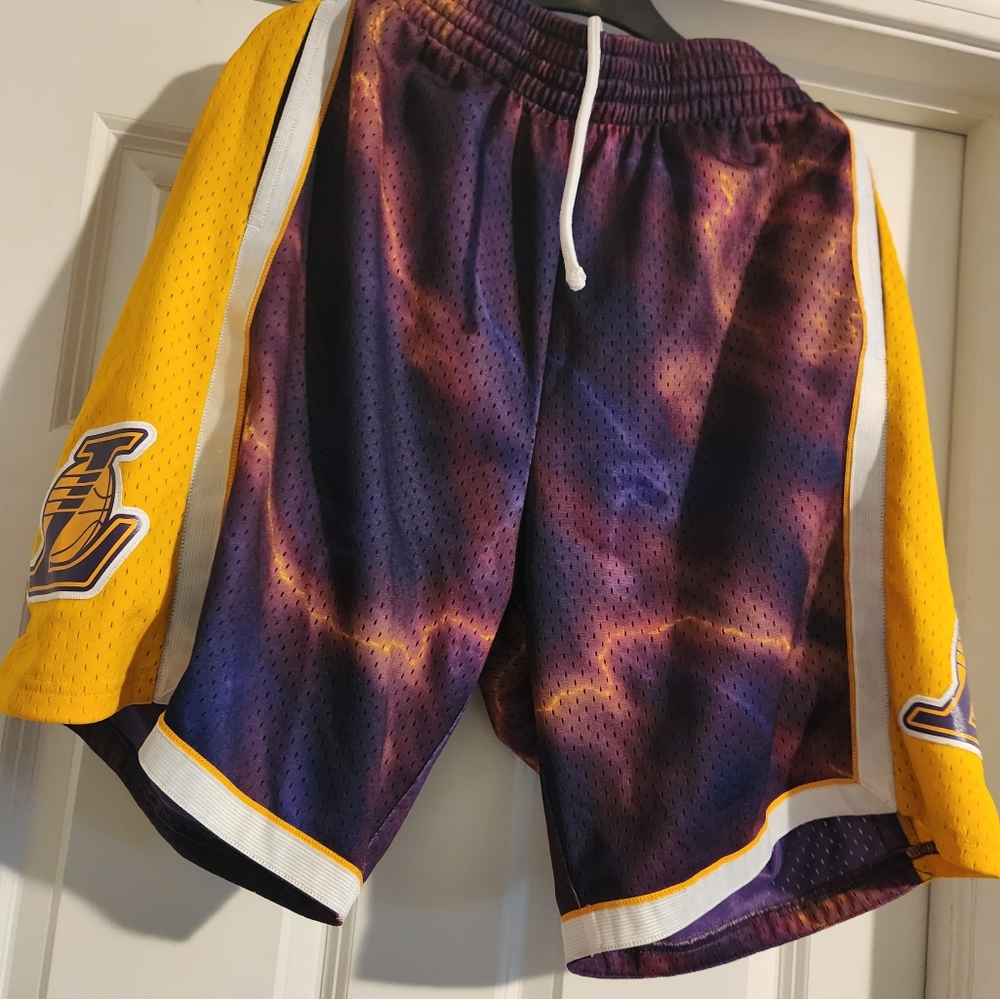 Mitchell and Ness Lakers shorts. Swingman collection. Men's large.